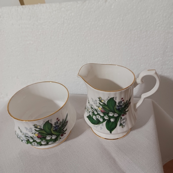 ROYAL WINDSOR ENGLAND FINE BONE CHINA DEMITASSE SUGAR BOWL & CREAMER SET LILIES - Picture 2 of 10